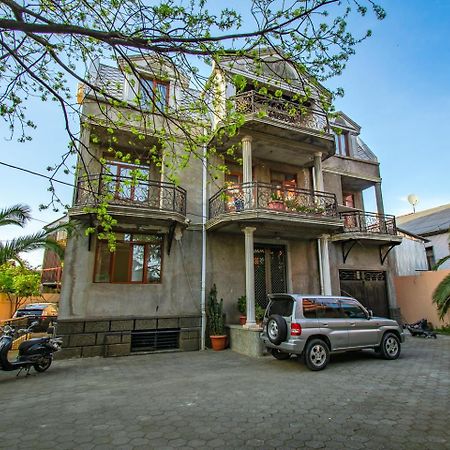 Nana'S Guesthouse Batumi Exterior photo